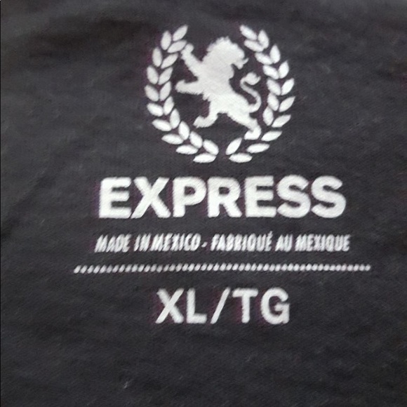 EXPRESS Men’s V-neck graphic tee - Picture 2 of 3